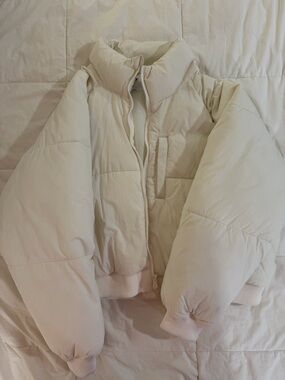 Old Navy Cream Short Puffer Jacket